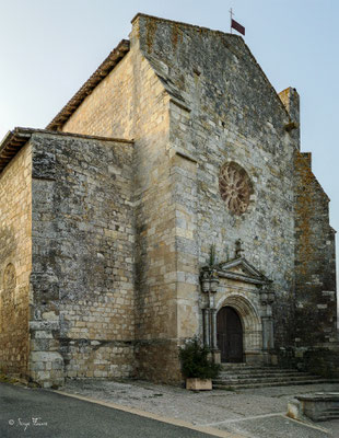 Porche d'entrée de l'église Saint-Orens-et-Saint-Louis à Miradoux - France - Sur le chemin de Compostelle