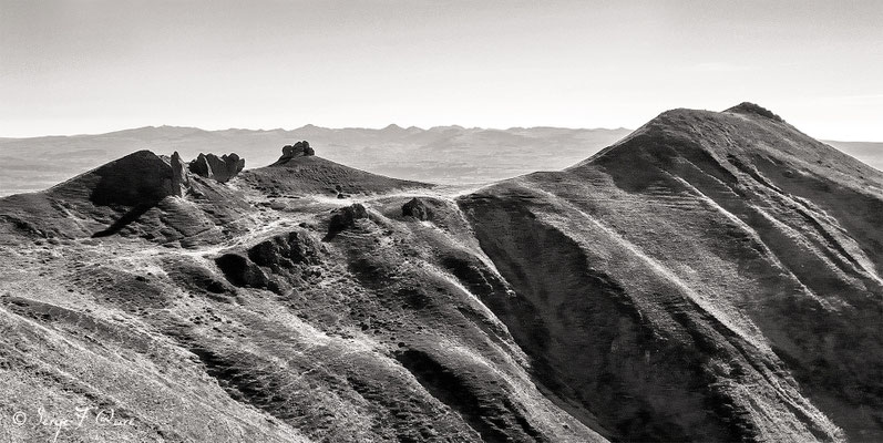 Les crêtes du Massif du Sancy (Le Puy de Sancy au centre altitude de 1886 m) - Auvergne - France