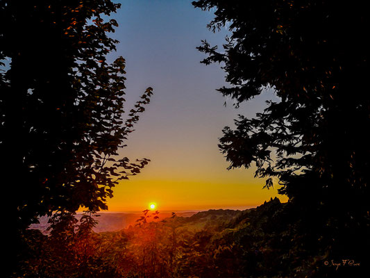 coucher de soleil magnifique à Murat-le-Quaire - Massif du Sancy - Auvergne - France - Photo façon tableau peinture Serge Faure