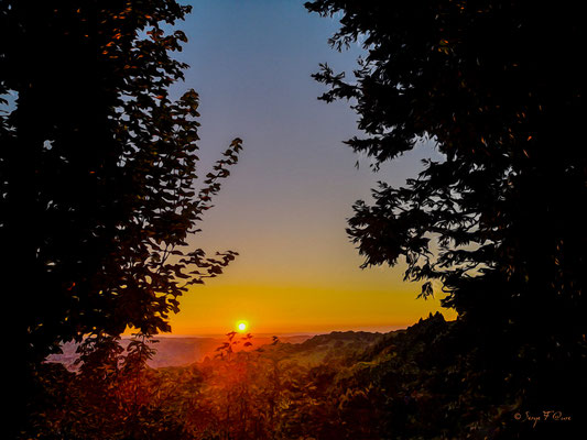 coucher de soleil magnifique à Murat-le-Quaire - Massif du Sancy - Auvergne - France - Photo façon tableau peinture Serge Faure