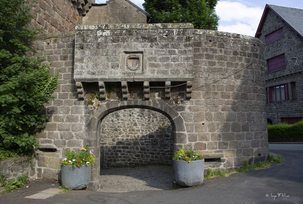 Porte du beffroi - Besse et Saint-Anastaise - Massif du Sancy - Auvergne - France