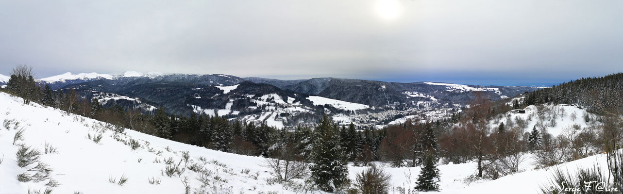Vue panoramique de la Bourboule l'hiver dans le Massif du Sancy - Vu du chemin de la sapinière à Murat le Quaire - Auvergne - France