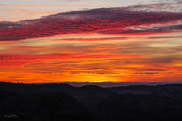 Coucher de soleil sur Saint Sauves d'Auvergne vu de Murat le Quaire - Massif du Sancy - Auvergne - France