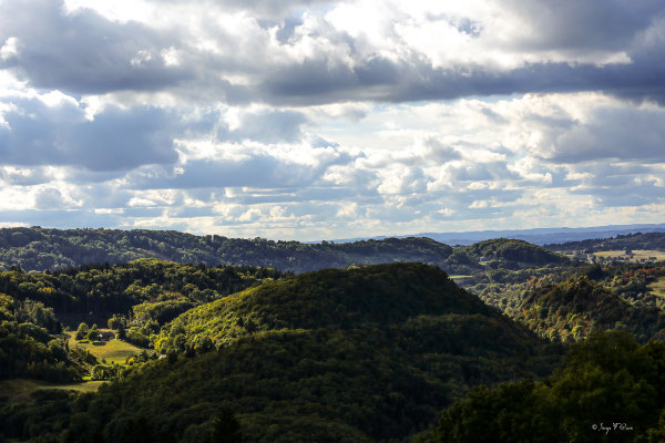 Châteauneuf de St Sauves (Auvergne - France)cet après-midi du 30/09 avec des nuages radieux qui nous envoutent en cette belle journée d'automne.