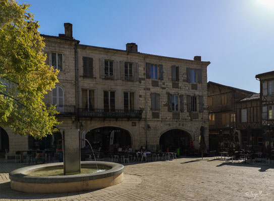 Place principale d'Eauze est une ancienne cathédrale située à Eauze dans le département du Gers - France - Sur le chemin de Compostelle 