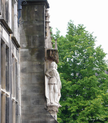 Sculpture sur l'hôtel de ville d'Aix-la-Chapelle - Aachen - Allemagne