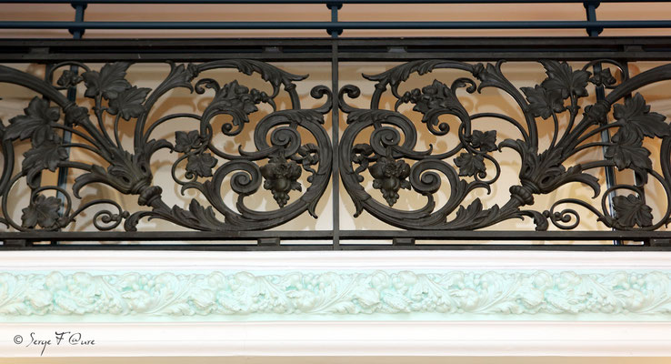 Détail des garde-corps des deux tribunes en fonte ouvragée ornée de rinceaux de la salle à manger au Médicis Palace à La Bourboule - Auvergne - France