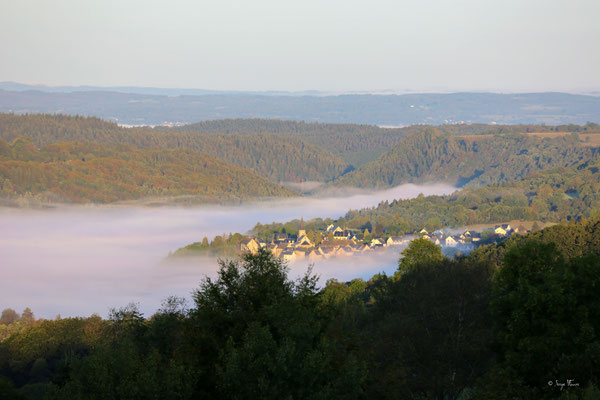 Mer de nuages sur Saint Sauves d'Auvergne vu de Murat le Quaire - Massif du Sancy - Auvergne - France