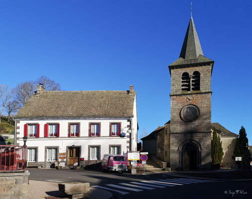 L'église St Maurice et le gîte de la fontaine à Murat le Quaire - Massif du Sancy - Auvergne - France