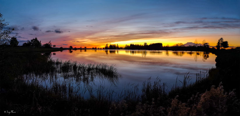 Coucher de soleil sur le lac du pré Cohadon de Murat le Quaire - Massif du Sancy - Auvergne - France