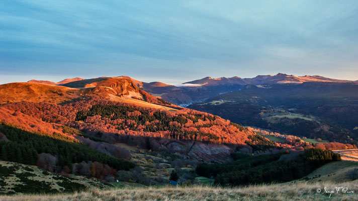 Massif du Sancy vu de la Banne d'Ordanche (Le Puy de Sancy au centre altitude de 1886 m) - Auvergne - France