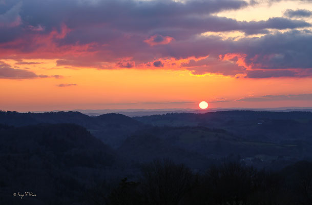 Coucher de soleil sur Châteauneuf et St-Sauves d'Auvergne - Massif du Sancy - France