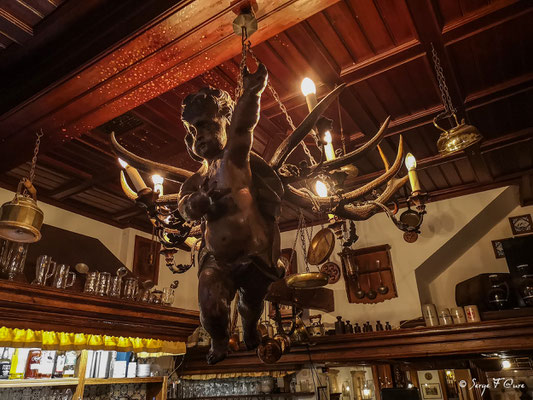 Statue suspendue dals le restaurant Zum Goldenen Einhorn à Aix-la-Chapelle - Aachen - Allemagne