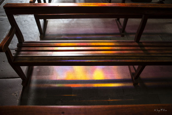 Rayon de soleil sur banc d'église - Eglise Saint-André - Besse et Saint-Anastaise - Massif du Sancy - Auvergne - France