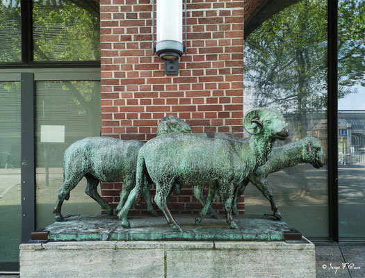  Sculpture de mouton par le sculpteur animalier August Gaul, Kloepperhaus, Moenckebergstrasse, Hambourg, Allemagne, Europe