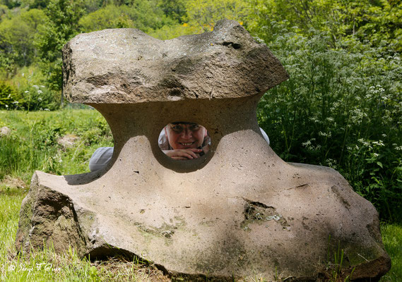 La Marissou "des Virées du Sancy" pose derrière une sculpture de David Leger -  sur le sentier de la rivière "La Couze Pavin" - Besse et Saint-Anastaise - Massif du Sancy - Auvergne - France