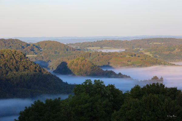 Mer de nuages sur Saint Sauves d'Auvergne vu de Murat le Quaire - Massif du Sancy - Auvergne - France
