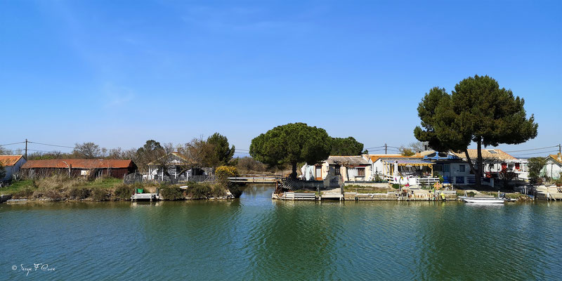 Village de pêcheurs sur le canal du Midi entre Aigues Mortes et la Grande-Motte