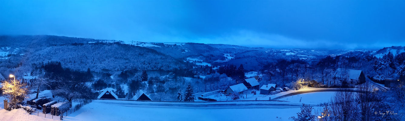 Panoramique de Charlannes à Saint-Sauves-d'Auvergne au petit matin - Massif du Sancy - Auvergne - France