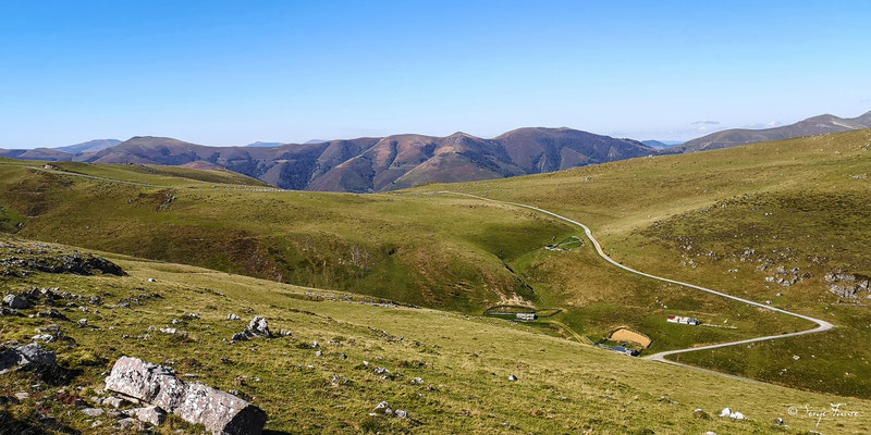 En montant au col de Roncevaux pour accéder à la partie Espagnole - Sur le chemin de Compostelle