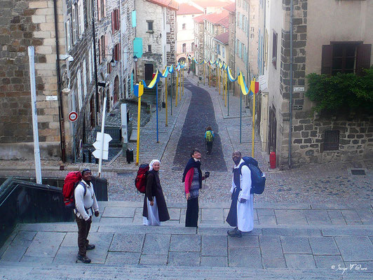 Rue des Tables - Chemin des pèlerins - Le Puy en Velay - Sœur Marie-Elisabeth, Père Jean-Luc (abbé) et Jacques (novice) à la descente de la Cathédrale - France - Sur le chemin de St Jacques de Compostelle (santiago de compostela) - Le Chemin du Puy ou Via