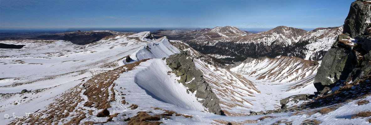 Les crêtes du Massif du Sancy sous la neige - Auvergne - France