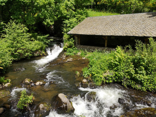 Le lavoir au bord de la rivière "La Couze Pavin" - Besse et Saint-Anastaise - Massif du Sancy - Auvergne - France
