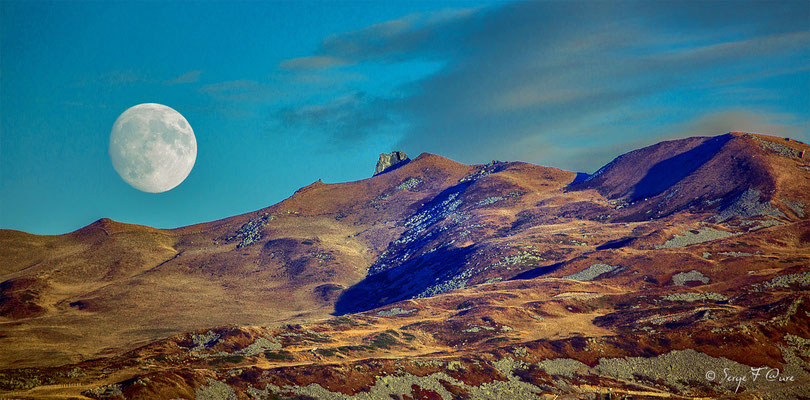 Madame Lune en rendez-vous avec le Puy de Sancy - Massif du Sancy - Auvergne - France