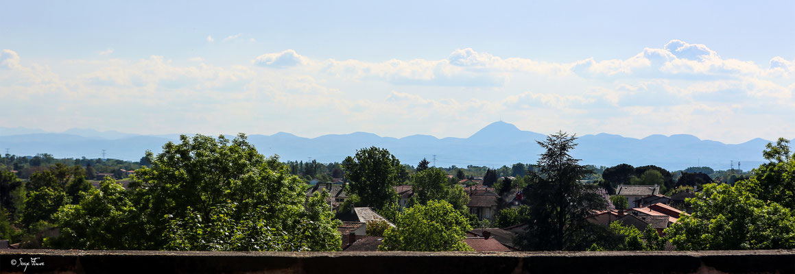 Vue sur le puy de Dôme en face de l'église