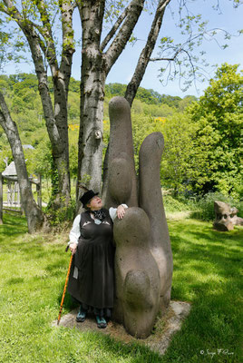Etiennette "des Virées du Sancy" pose devant une sculpture de David Leger - sur le sentier de la rivière "La Couze Pavin" - Besse et Saint-Anastaise - Massif du Sancy - Auvergne - France