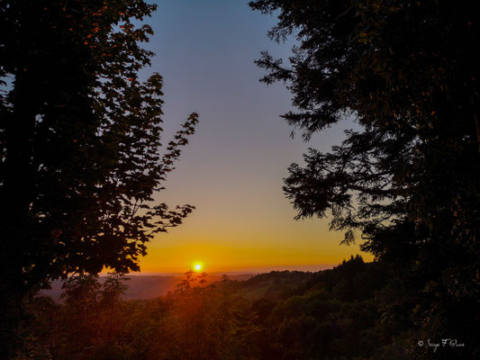 Coucher de soleil vu de la cour de la Mairie et du Scénomusée de Murat-le-Quaire - Massif du Sancy - Auvergne - France