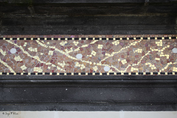 Détail des mosaïques de la façade du Casino de La Bourboule - Auvergne - France