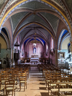 Intérieur de l'église catholique à Saint-Antoine - France - Sur le chemin de Compostelle