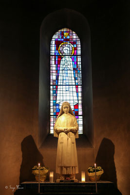 Statue de Sainte Bernadette dans l'église Saint-Pardoux du Mont Dore - Massif du Sancy - Auvergne - France