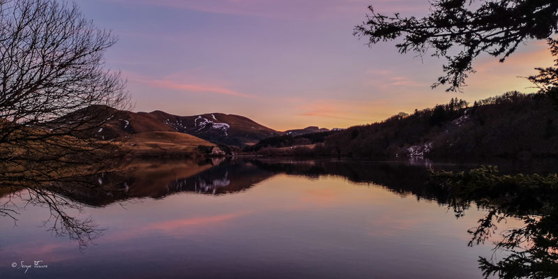 Le lac du Guéry au crépuscule - Massif du Sancy - Auvergne - France