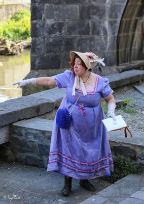 Charlotte expliquant l'historique des tanneries à Maringues