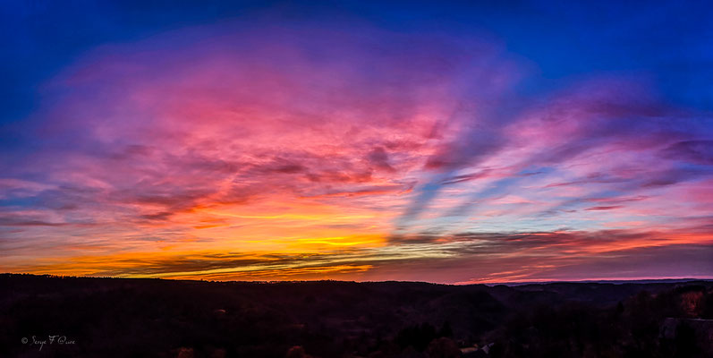 Le ciel vient de nous offrir un coucher de soleil Majestueux. La photo est prise de Murat-le-Quaire dans le Massif du Sancy - Auvergne - France