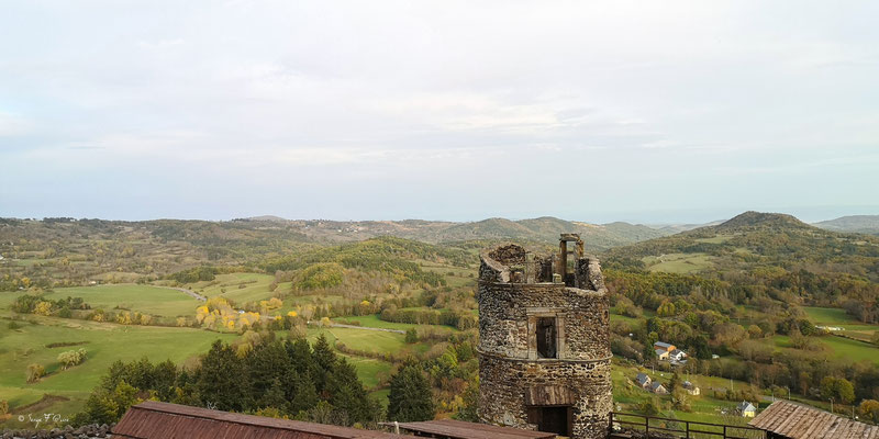 Vue  observée depuis les remparts du château de Murol - Auvergne - France