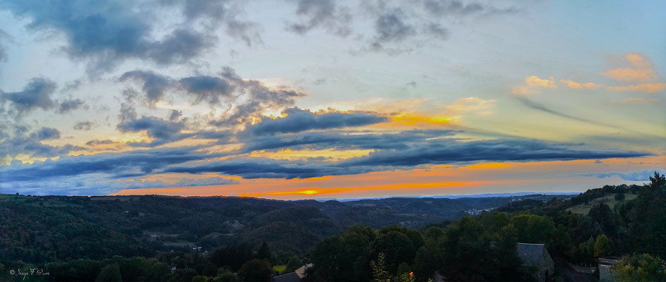 Panoramique coucher de soleil sur St Sauves d'Auvergne (France) qui nous envoutent en cette journée d'automne - Massif du Sancy - Auvergne - France 