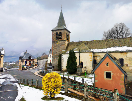 L'église St Maurice et le relais de la Toinette à Murat le Quaire - Massif du Sancy - Auvergne - France