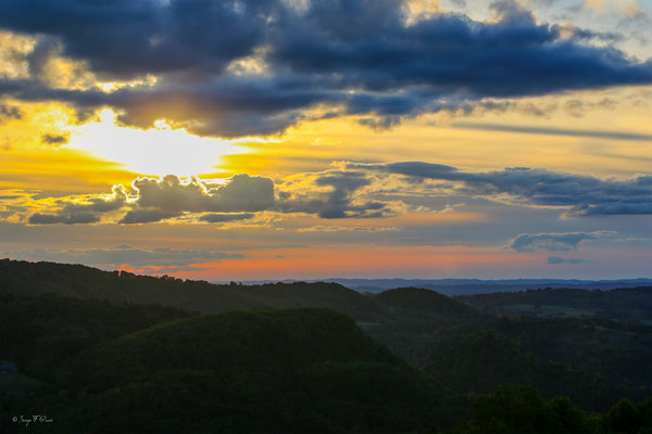 Coucher de soleil Sur St Sauves d'Auvergne - Massif du Sancy - Auvergne - France