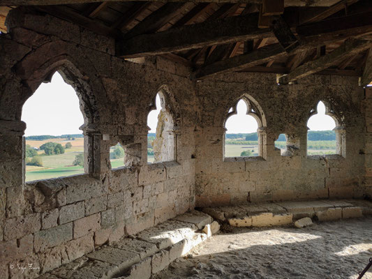 Chemin de ronde de la Collégiale St Pierre de La Romieu, au nord du Gers, fut fondé au XIVe s. par le Cardinal Arnaud d'Aux, personnage influent de la cour pontificale de Clément V - France - Sur le chemin de Compostelle