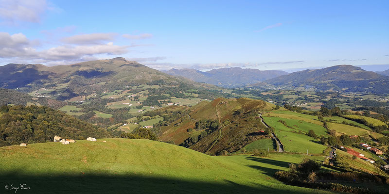 Après St-Jean-Pied-de-Port en montant au col de Roncevaux pour accéder à la partie Espagnole - Sur le chemin de Compostelle