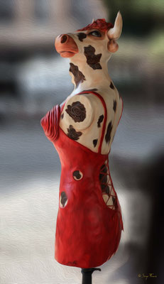 Carmencita ma belle rumineuse, radieuse en tenue très sexy à la Madonna.  La sculptrice Delphine Devos a eu cette idée originale d'habiller à la Jean-Paul Gaultier cette reine des prés et de m'avoir inspiré pour ce triptyque en photo-tableau