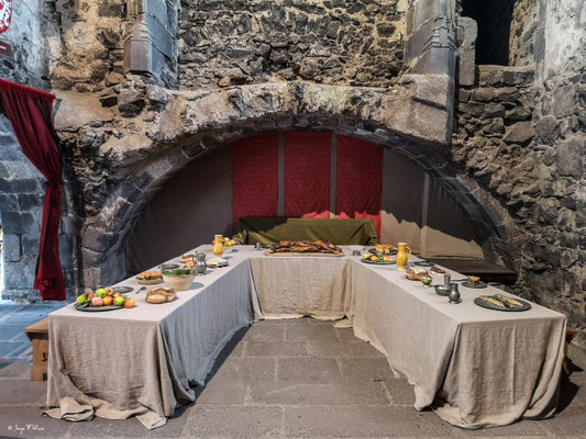 Tables de repas du château de Murol (classement aux Monuments Historiques en 1889) - Massif du Sancy - Auvergne - France