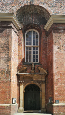 Porte des pélerins del'église Saint-Jacques de Hambourg est une église protestante située dans la ville de Hambourg en Allemagne.  Elle se distingue par sa tour qui atteint 125 m, ce qui en fait l'une des dix plus hautes tours d'église allemandes.