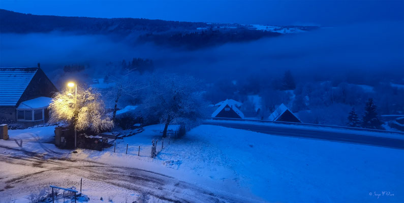 8 h du matin le vendredi 03 janvier 2025, fin du premier 1/4 du XXIᵉ siècle. Evolution du lever du jour sur Murat-Le Quaire - Massif du Sancy - Auvergne - France