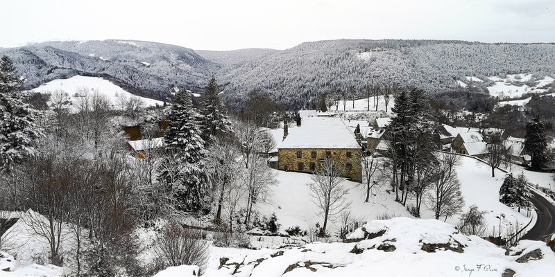 Vue sur la Mairie d'en haut -  Murat le Quaire - Massif du Sancy - Auvergne - France