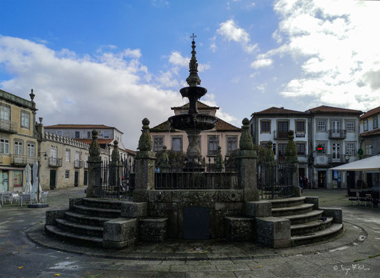 sur la place Luís de Camões de Caminha au Portugal - Sur le Chemin de Compostelle par le littoral
