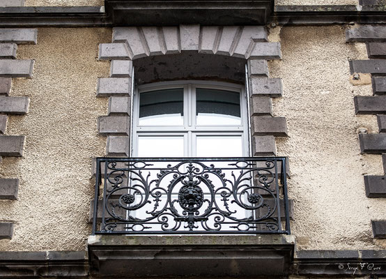 Balcon en fonte ouvragée et aux initiales du Médicis Palace à La Bourboule - Auvergne - France